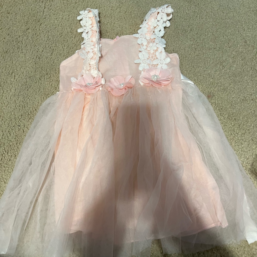 Girls pink dress with tull and lace. Size 140 (seems more like a 4t)